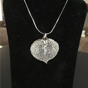 Rare VTG Elegant Silver Leaf Pendant Necklace